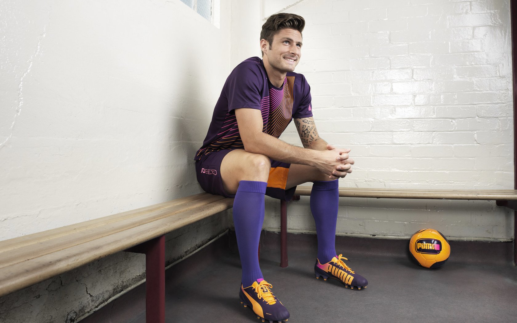 巴西骑手莎拉·莫拉在巴黎奥运会障碍赛中获得第十二名，展现坚韧精神。