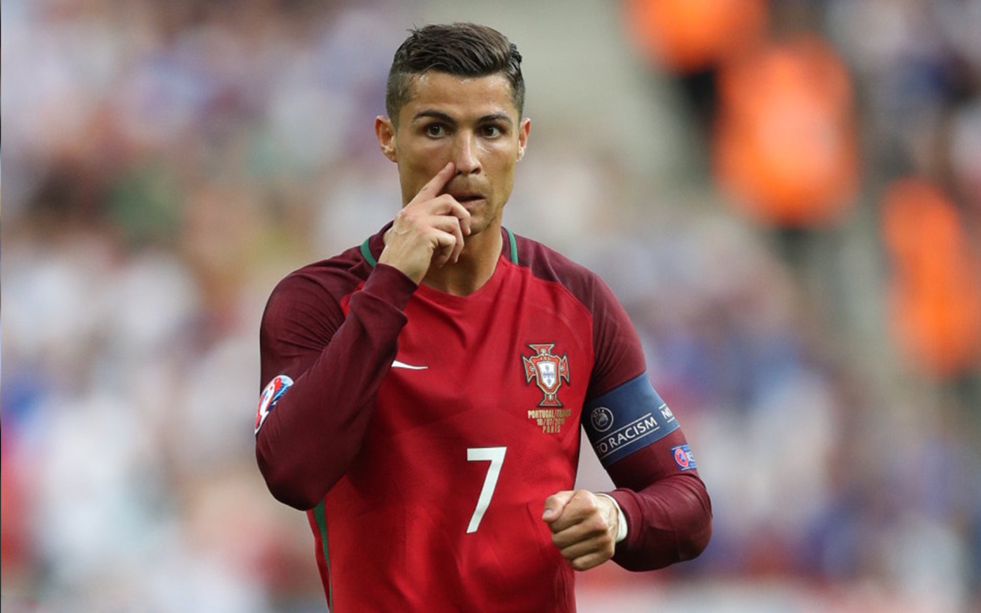 足球的演变史：从泥地到现代化球场，足球演变图